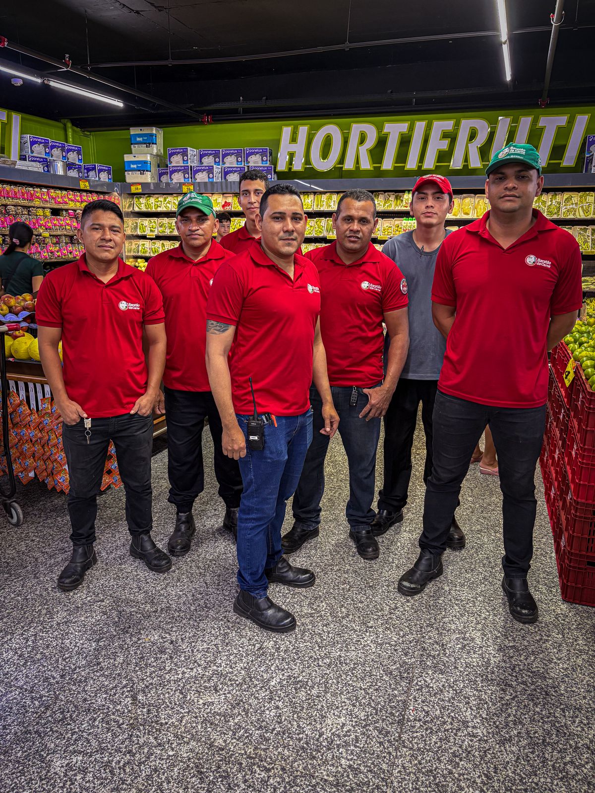 Equipe do Baratão no setor de hortifrúti