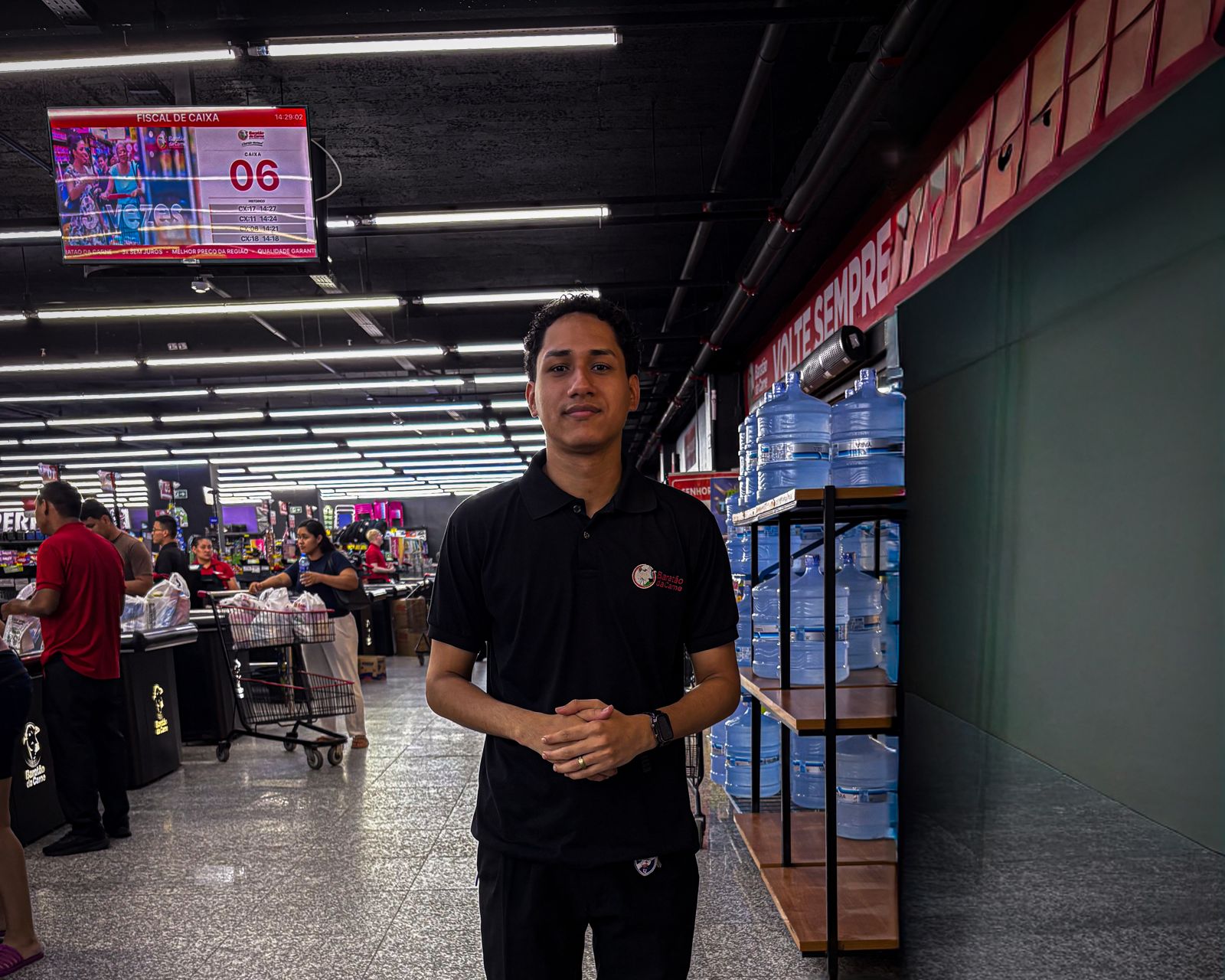 Área dos caixas e corredor de uma loja do Baratão