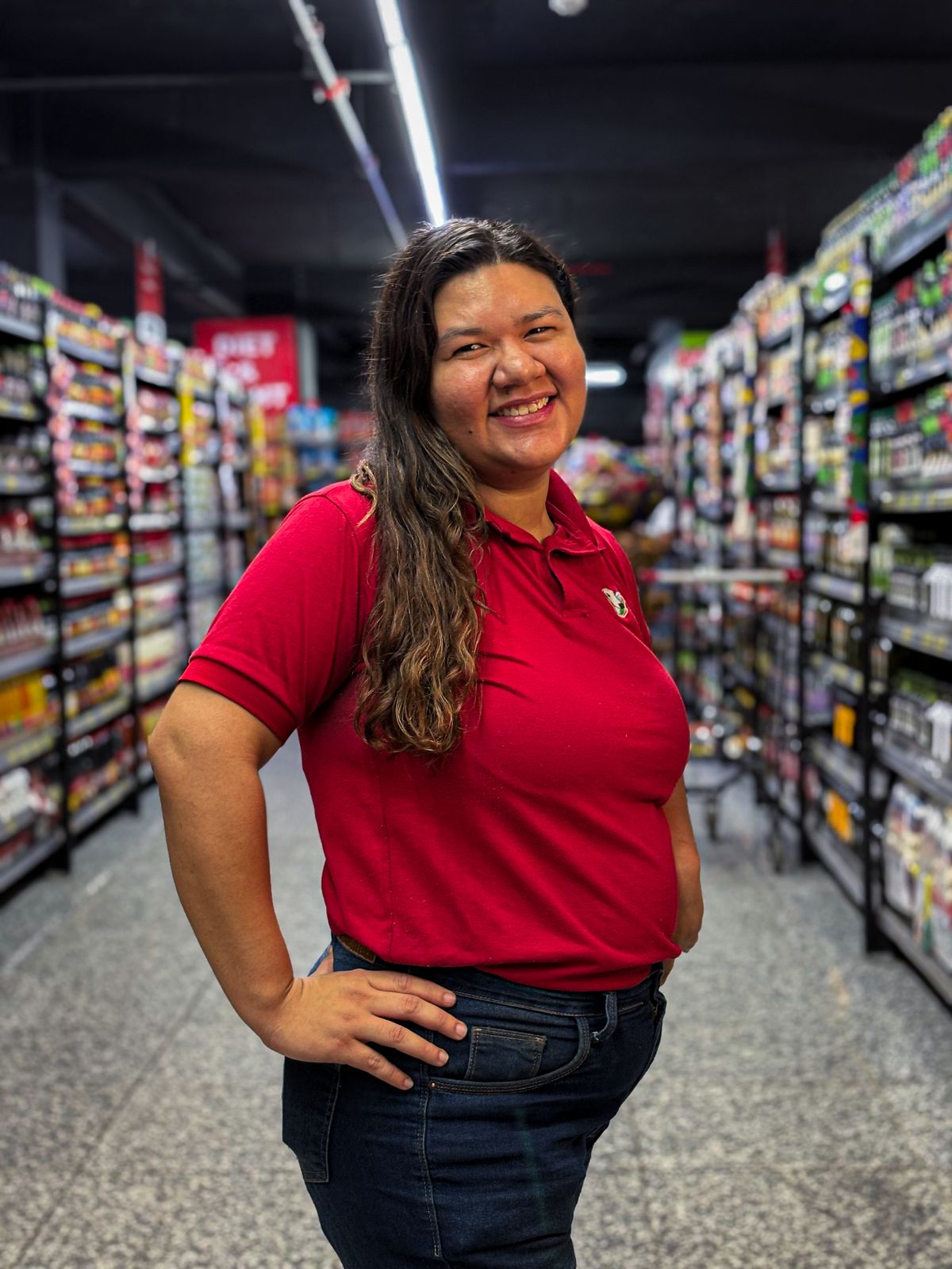 Colaboradora em um corredor da loja
